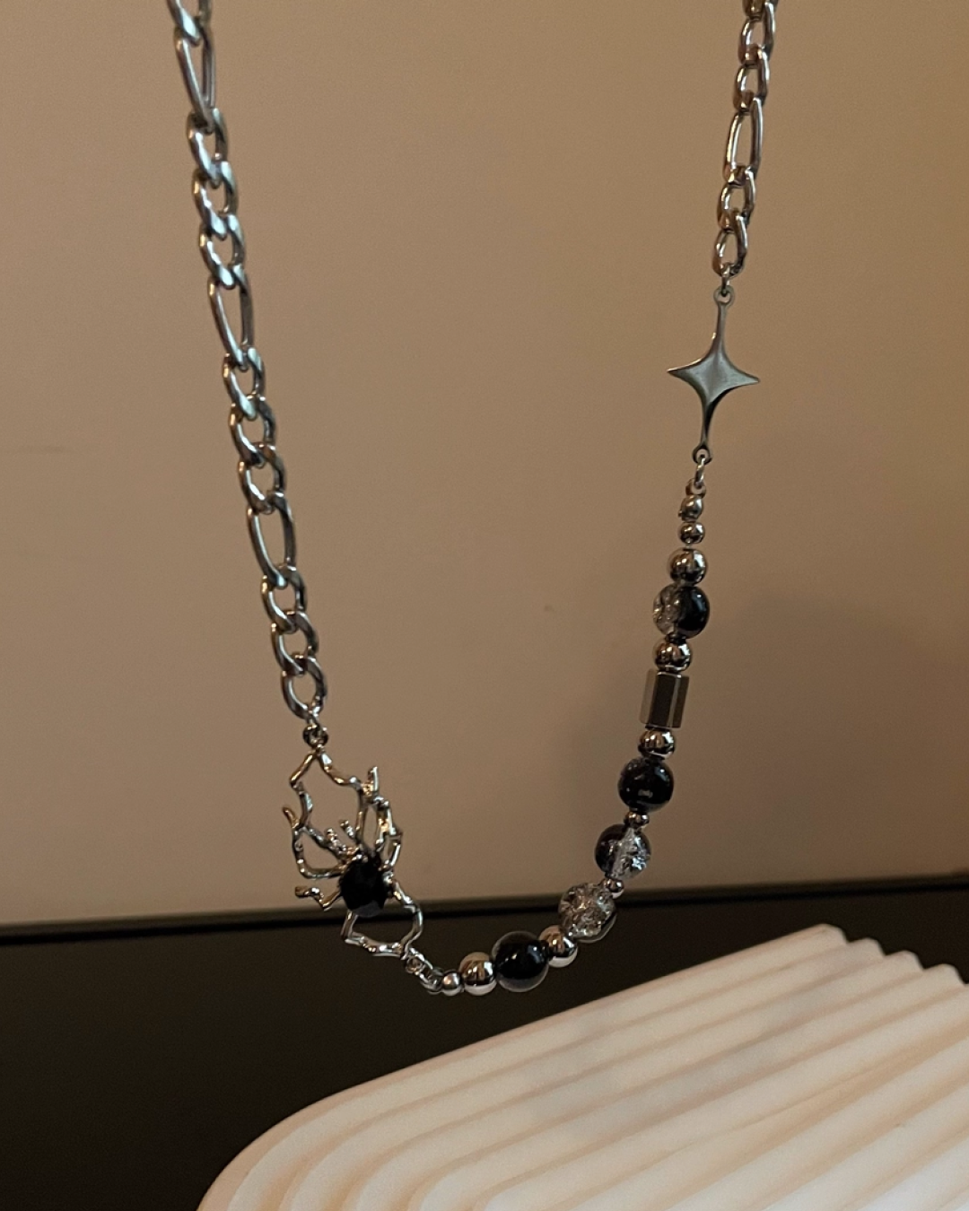 ブラックチャームネックレス　L0085