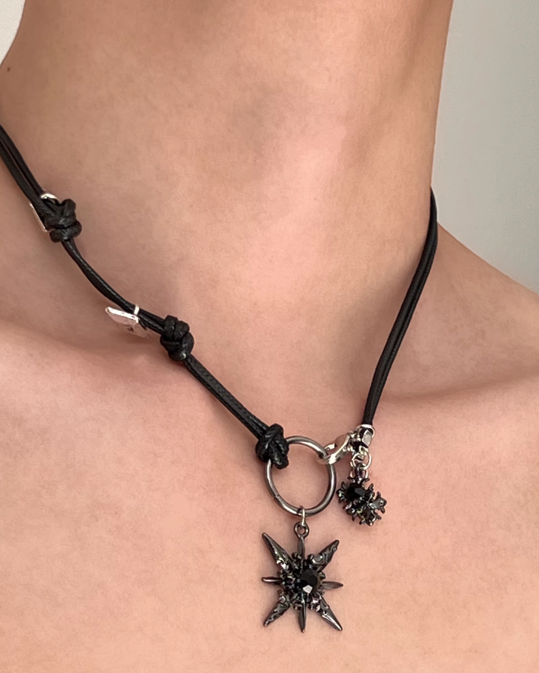 ブラックチャームネックレス　L0272